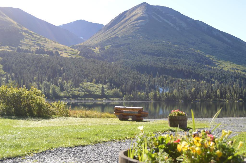 Summit Lake Lodge Eksteriør bilde